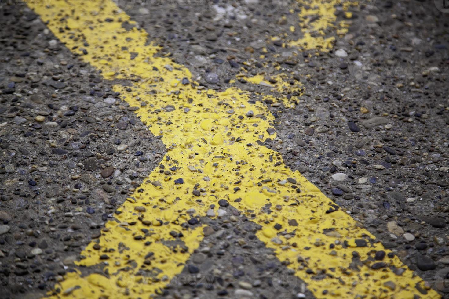 lineas amarillas en el asfalto foto