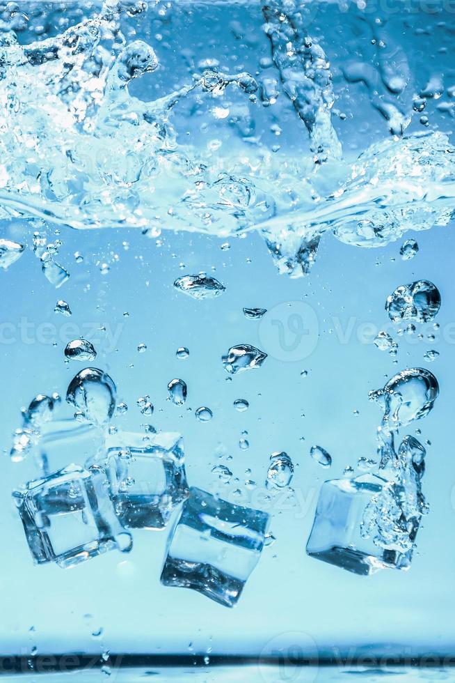 imagen de fondo abstracto de cubos de hielo en agua azul. 7643567