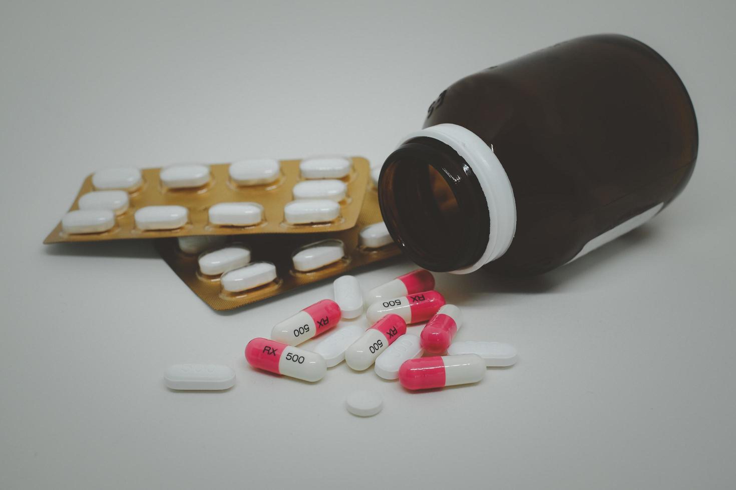 variedad de medicamentos y drogas sobre fondo blanco. concepto de medicina y drogas. foto