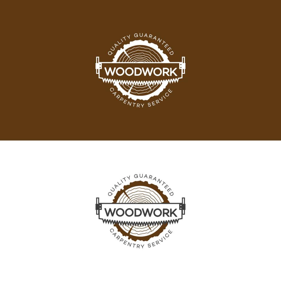 conjunto de logotipo de carpintería con sierra y árbol cortado aislado en el fondo para maestro de madera vector