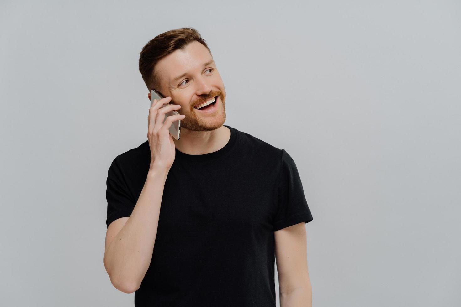 hombre feliz escuchando buenas noticias en el teléfono móvil foto