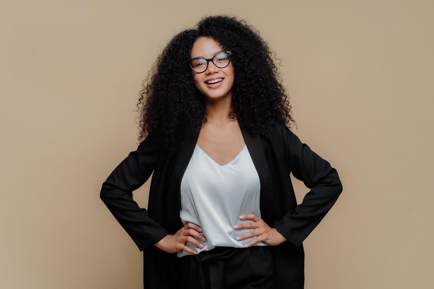 foto de media longitud de una mujer afro feliz vestida con ropa