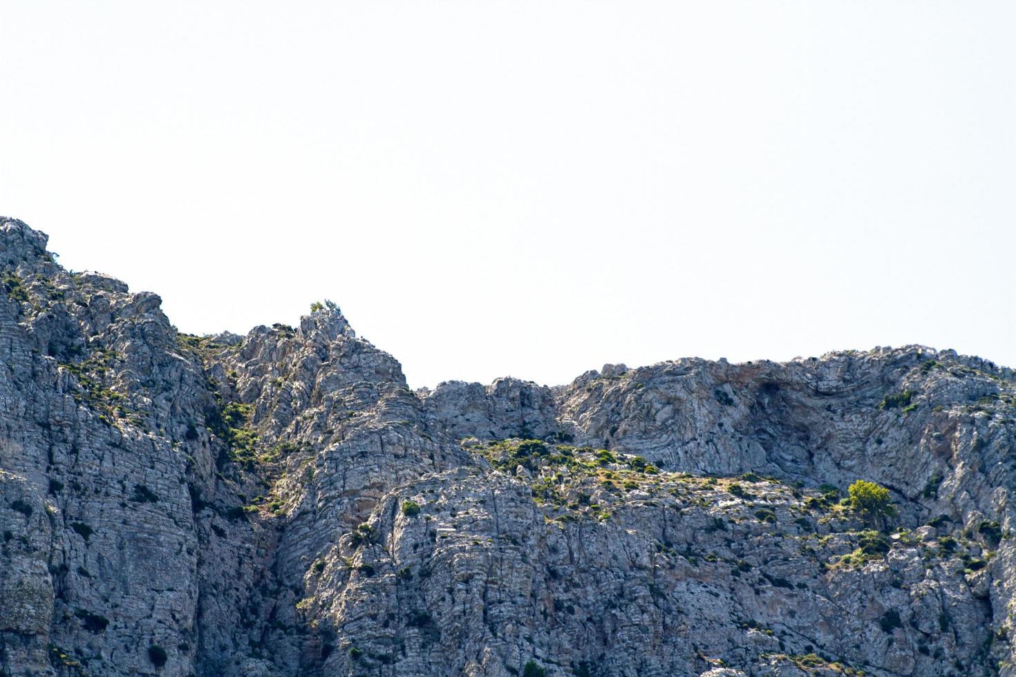 alta montaña y rocas en grecia rodas foto