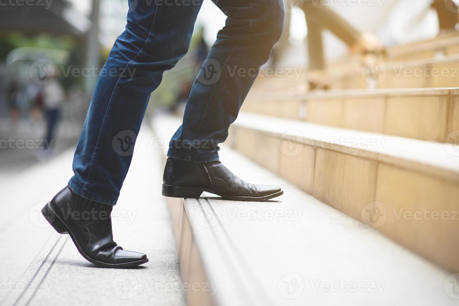 un hombre subiendo las escaleras para lograr el objetivo foto