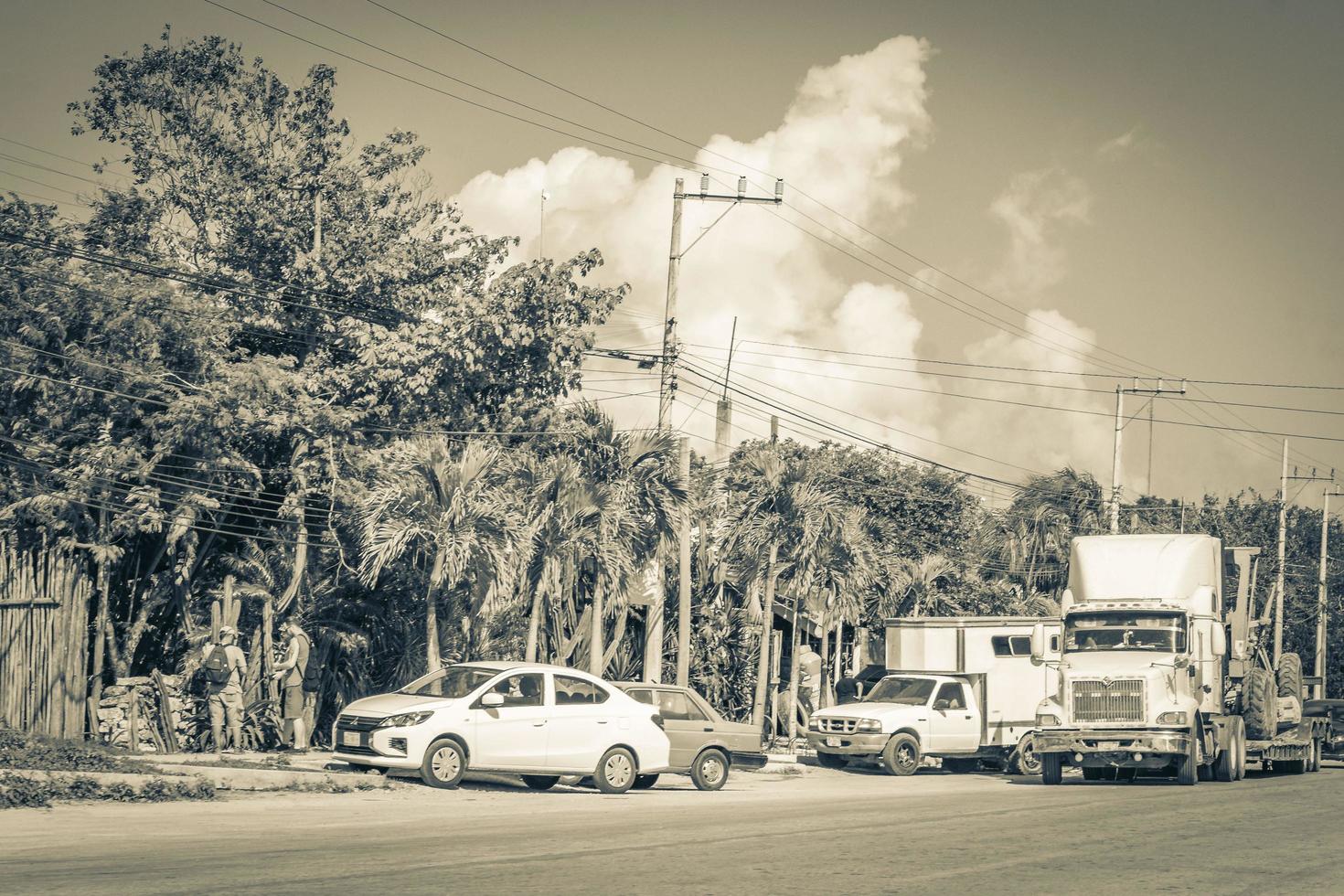 tulum quintana roo mexico 2022 camiones volquete y otros vehiculos industriales en tulum mexico. foto