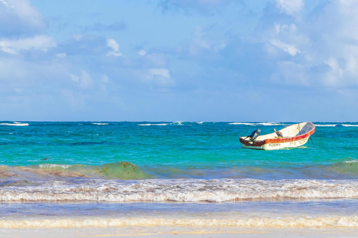 tulum quintana roo mexico 2022 olas barcos pelicanos costa caribe y playa panorama tulum mexico. foto