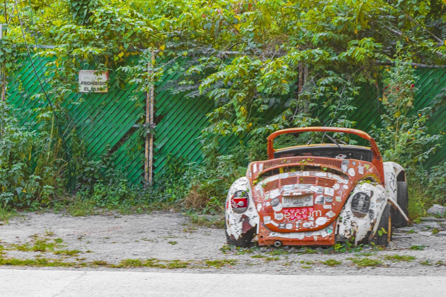 tulum quintana roo mexico 2022 carros viejos sucios calle transito palmas de tulum mexico. foto