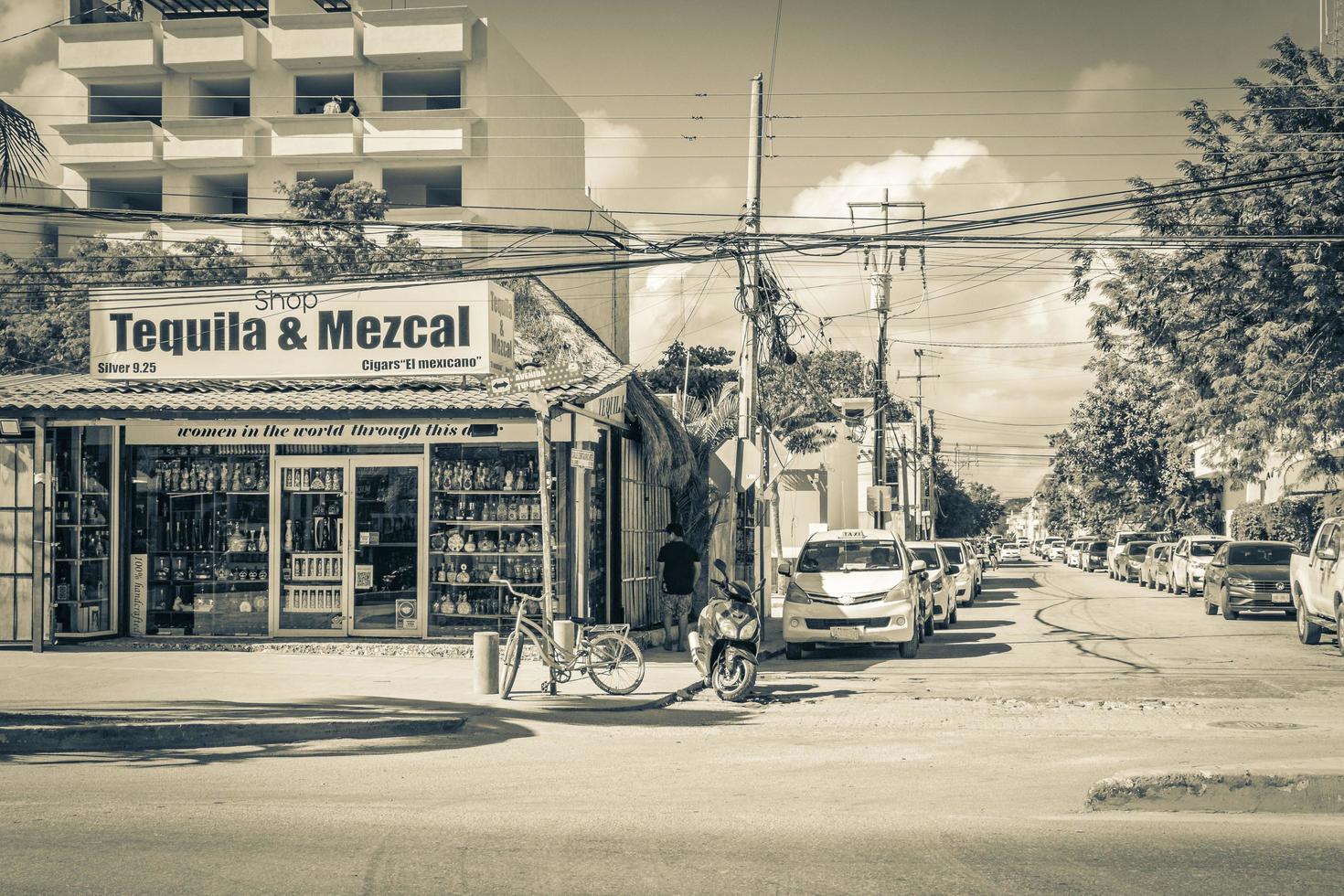 tulum quintana roo mexico 2022 tipico colorido calle trafico autos palmas de tulum mexico. foto