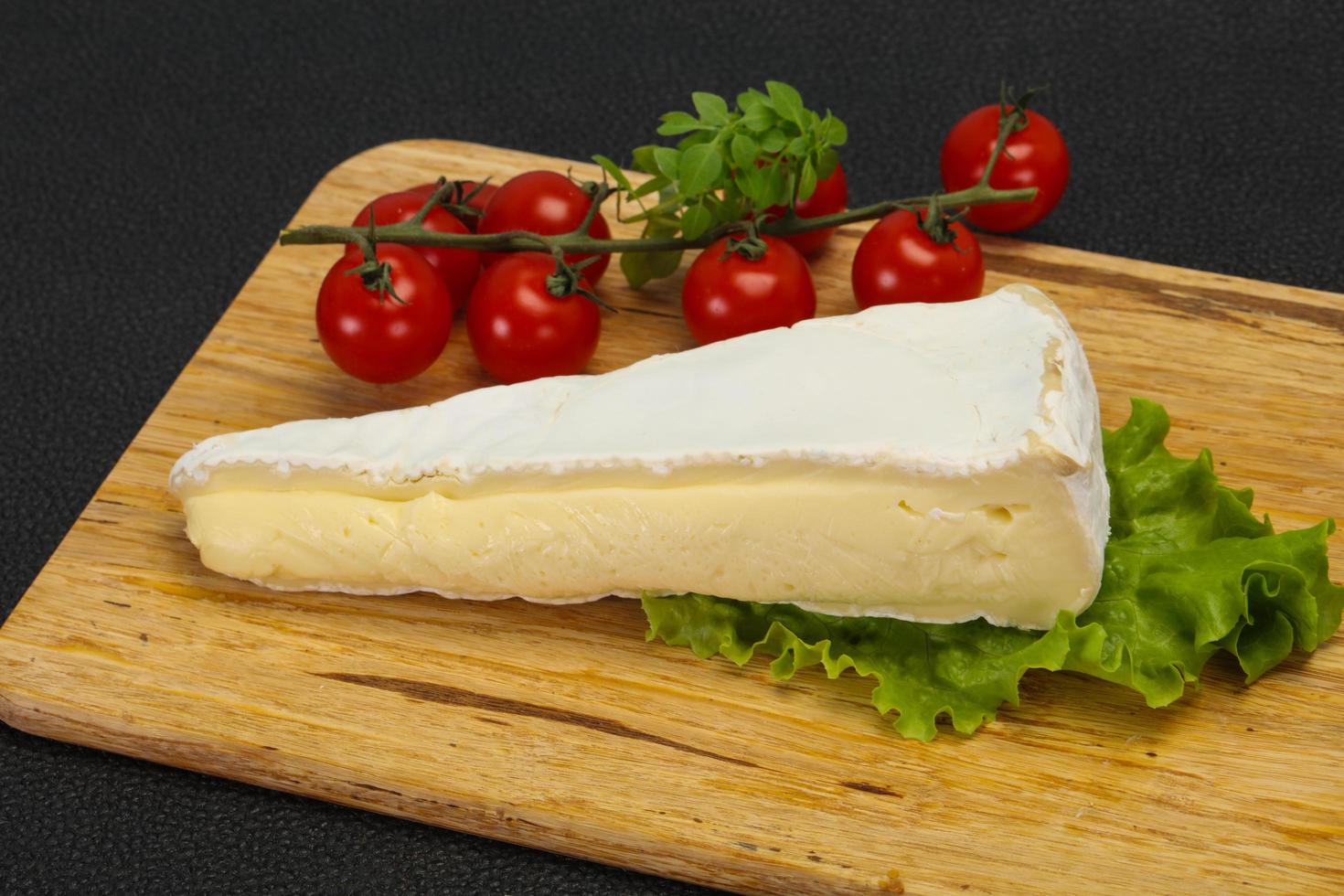 Triángulo de queso brie ensalada servida foto