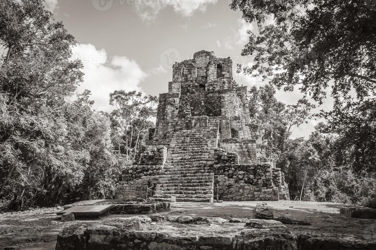 antiguo sitio maya con templo ruinas pirámides artefactos muyil mexico. foto