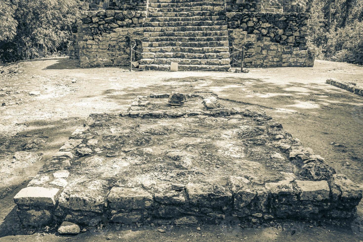 antiguo sitio maya con templo ruinas pirámides artefactos muyil mexico. foto