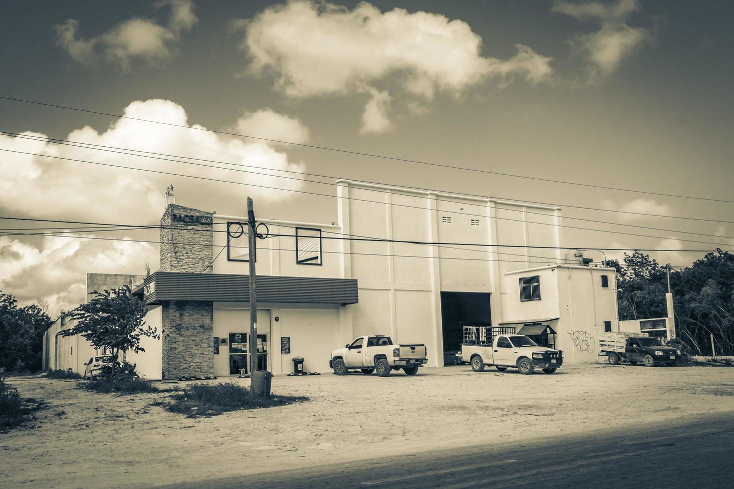 tulum quintana roo mexico 2022 tipico colorido calle trafico autos palmas de tulum mexico. foto