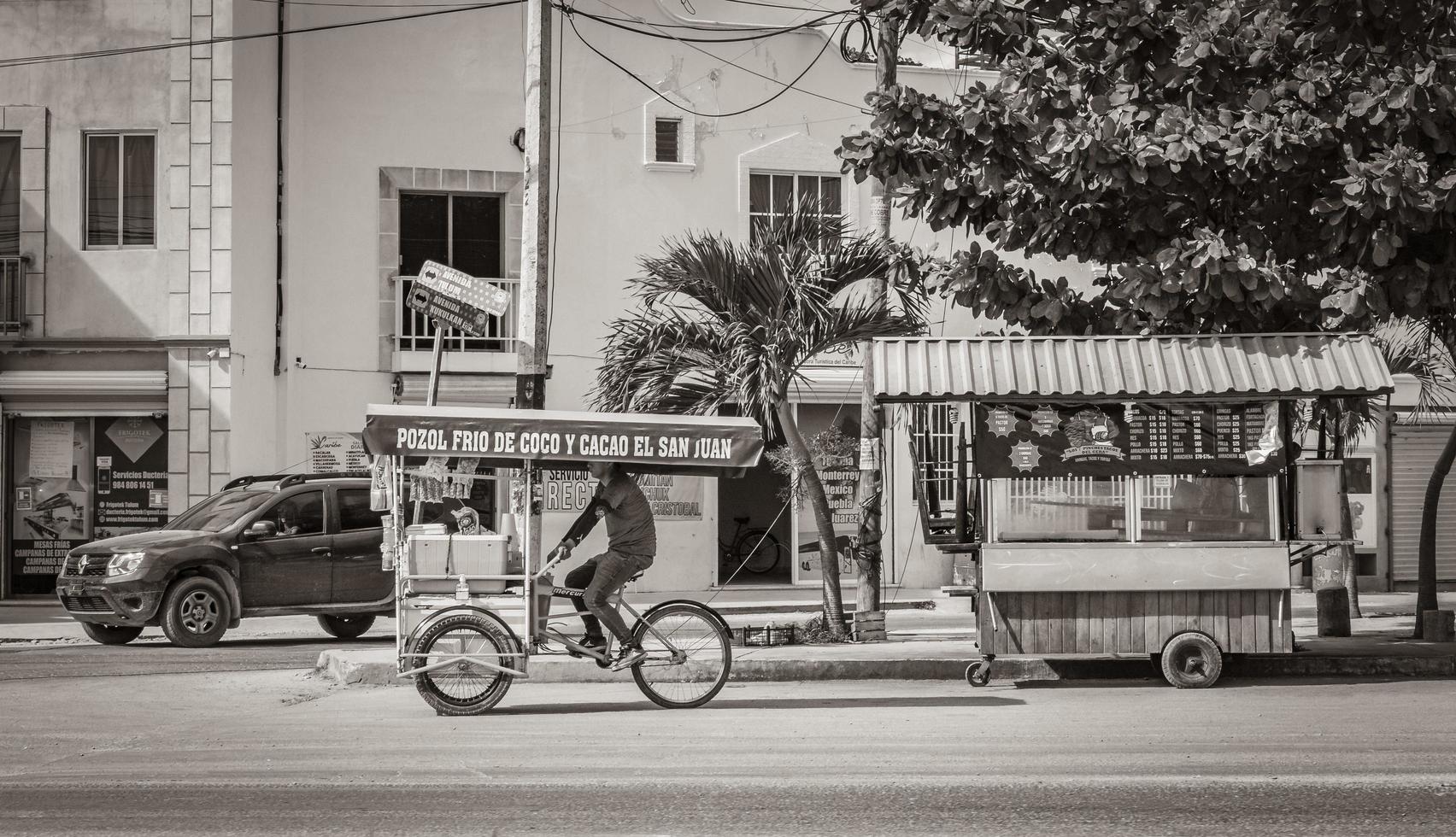 tulum quintana roo mexico 2022 tipico colorido calle trafico autos palmas de tulum mexico. foto