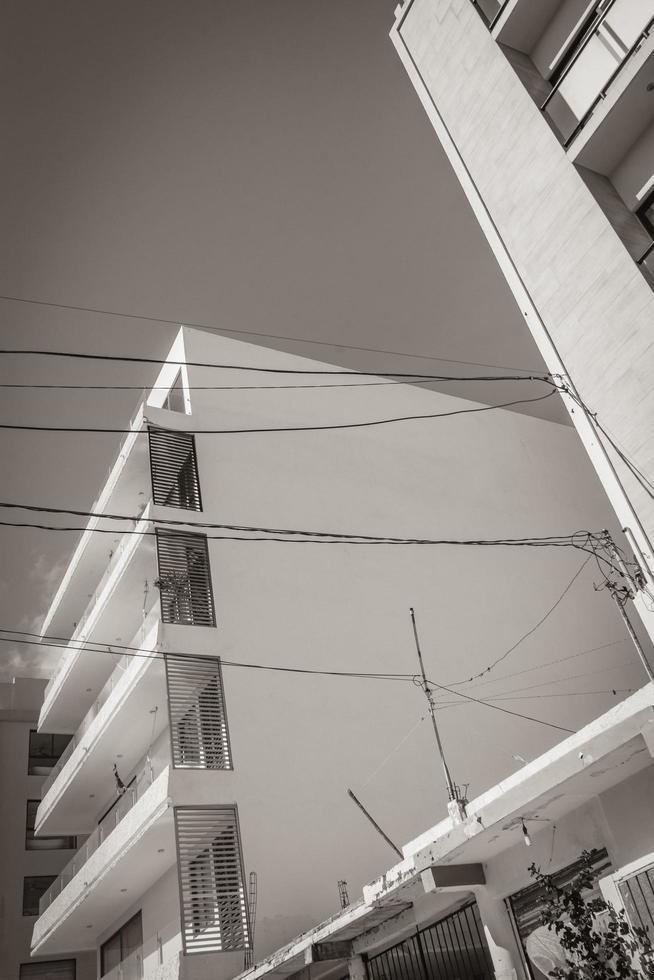 calle típica paisaje urbano edificios apartamentos de playa del carmen méxico. foto