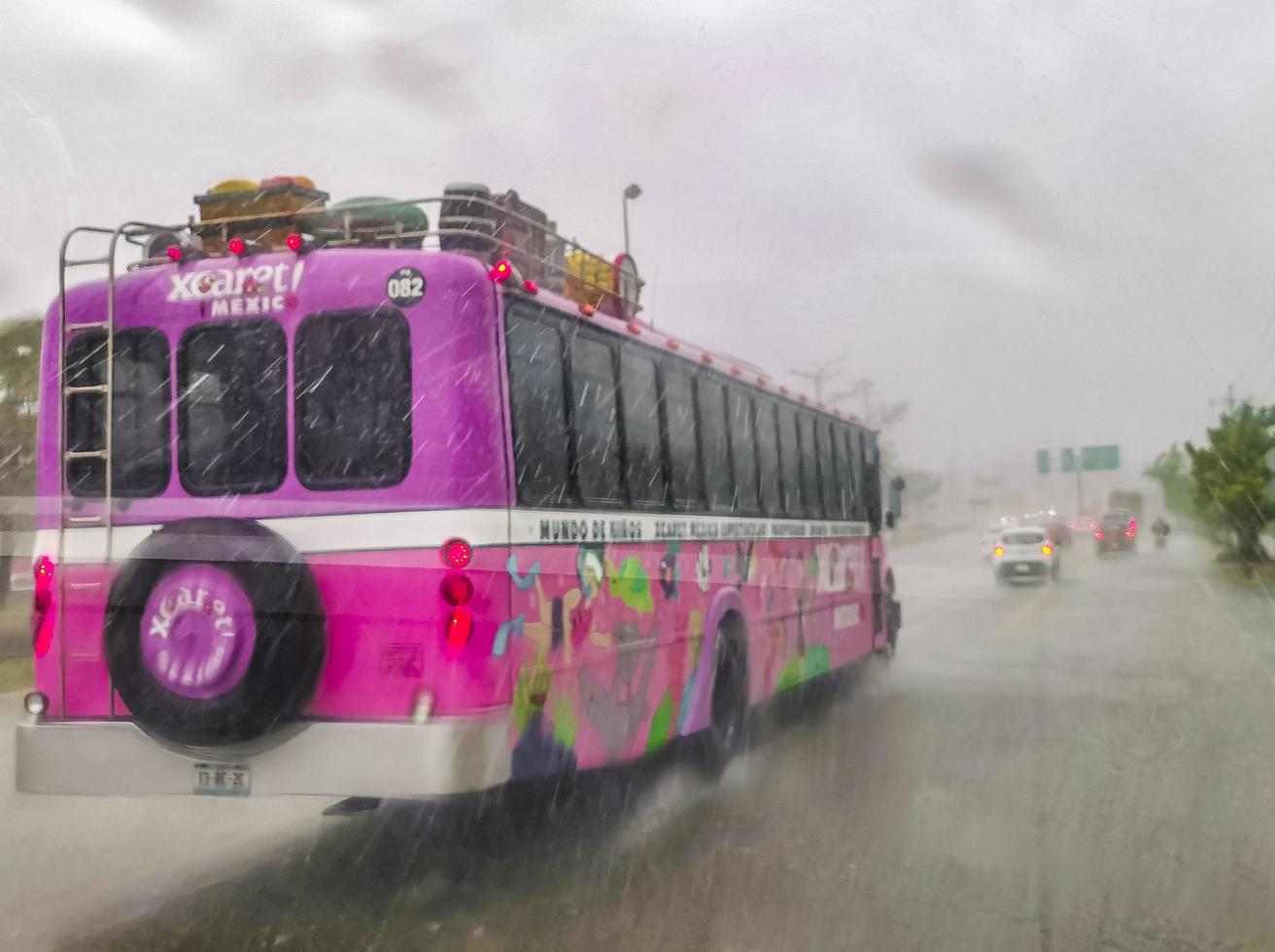 playa del carmen quintana roo méxico 2022 el autobús rosa xcaret conduce bajo fuertes lluvias en la autopista méxico. foto