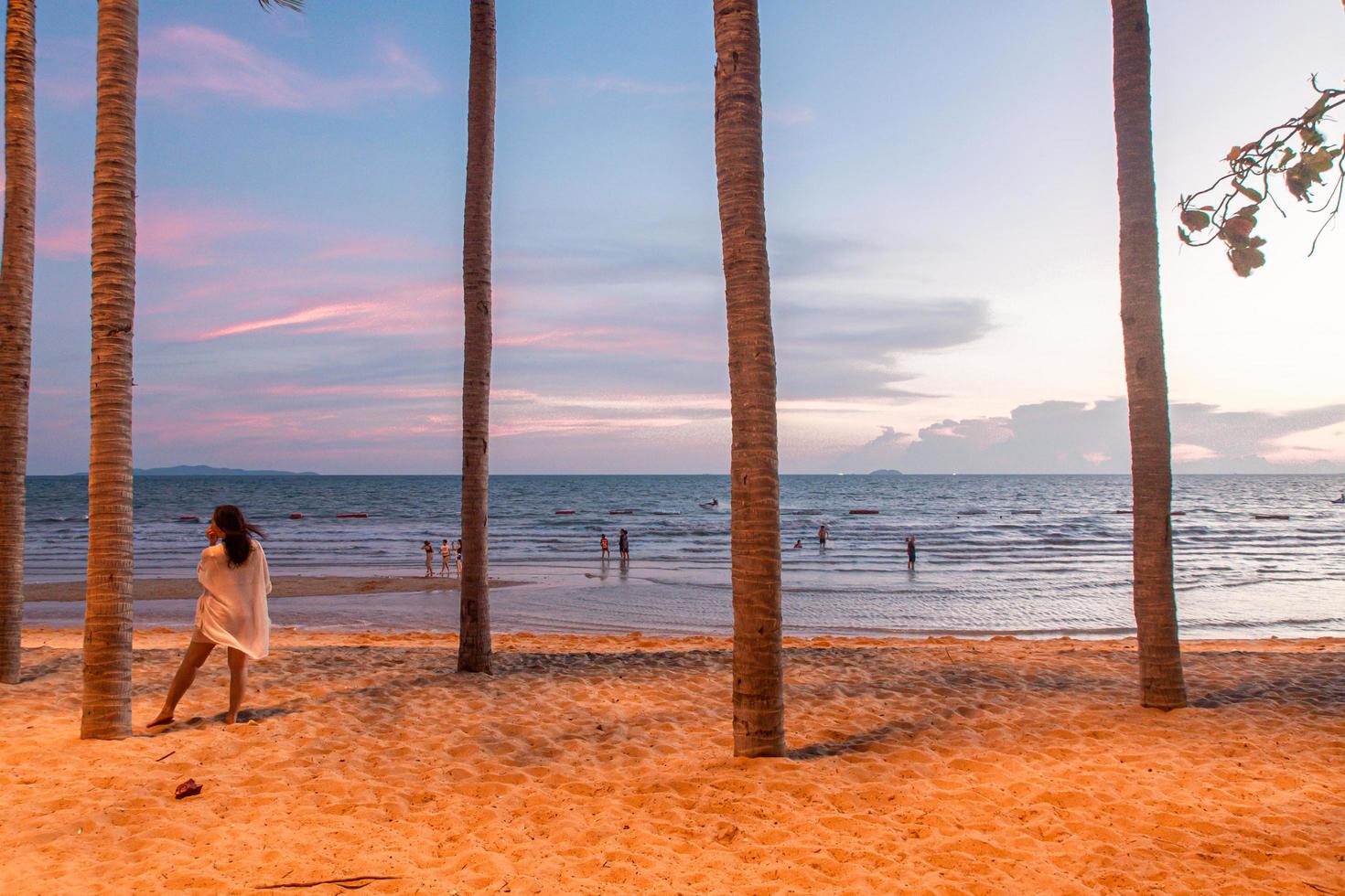 los turistas disfrutan y se relajan en la playa de jomtien, pattaya foto