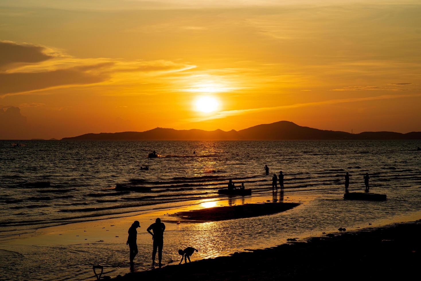 hermosa puesta de sol playa de jomtien pattaya tailandia foto