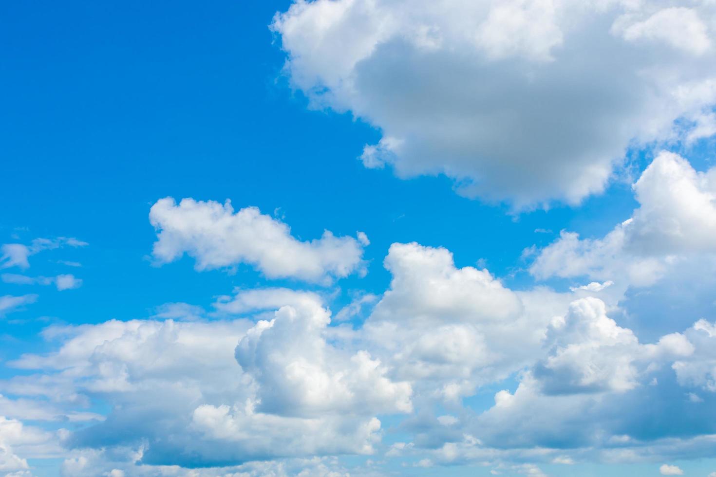 cielo azul con hermosas nubes foto