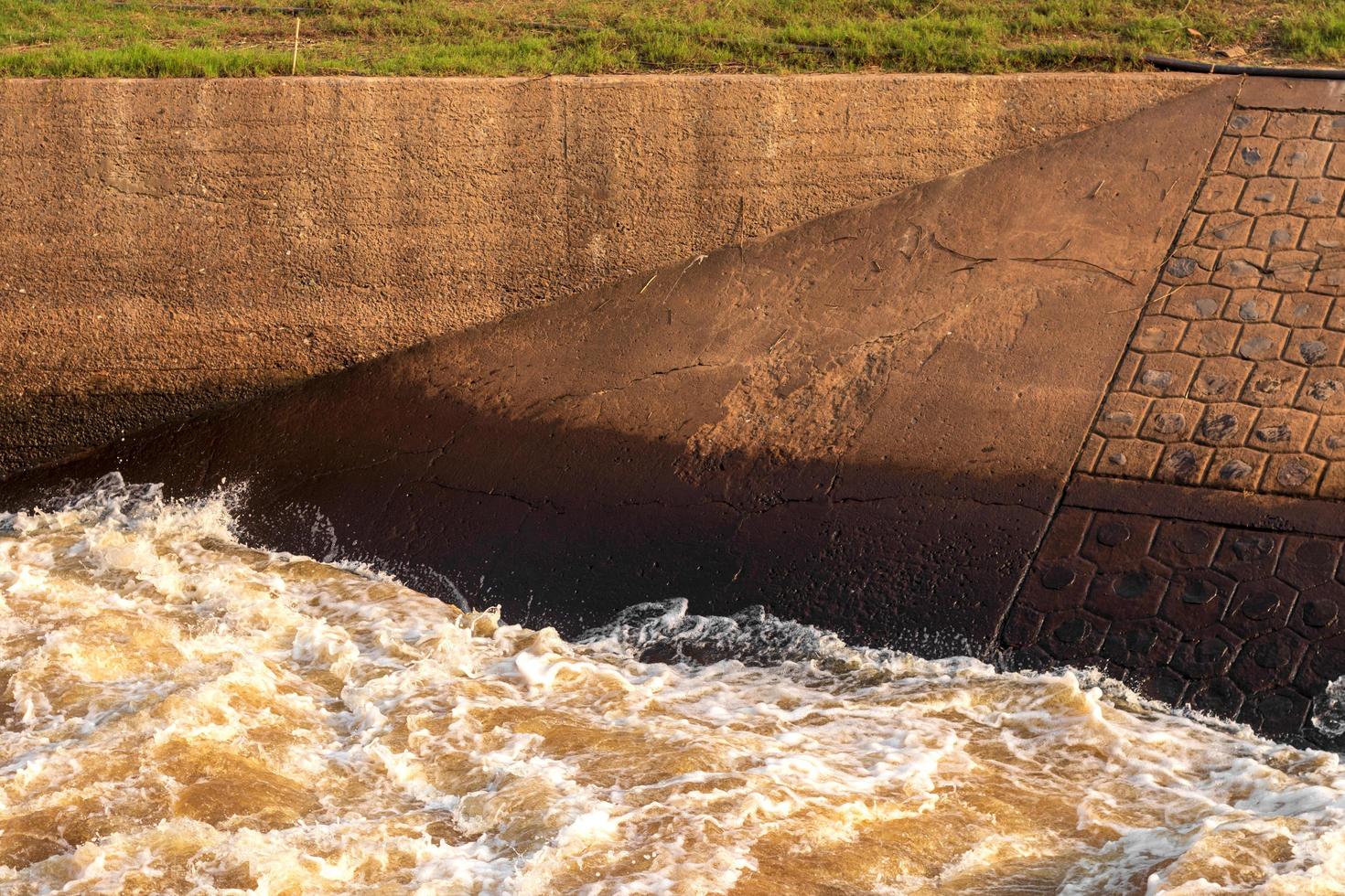 Torrente de corrientes severas con hormigón viejo. foto