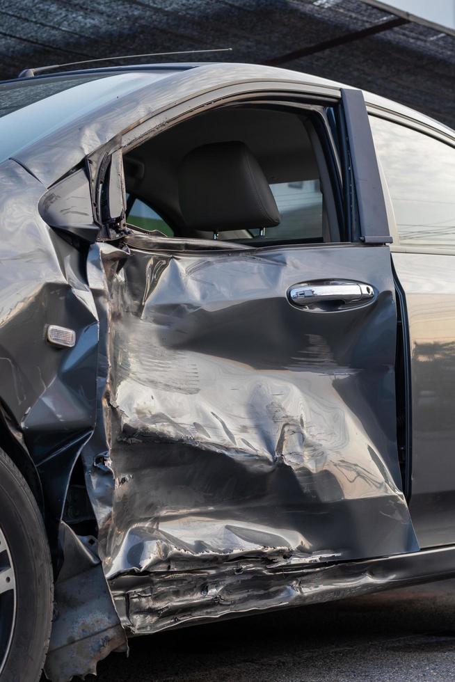 el costado de la puerta gris del automóvil fue demolido. foto