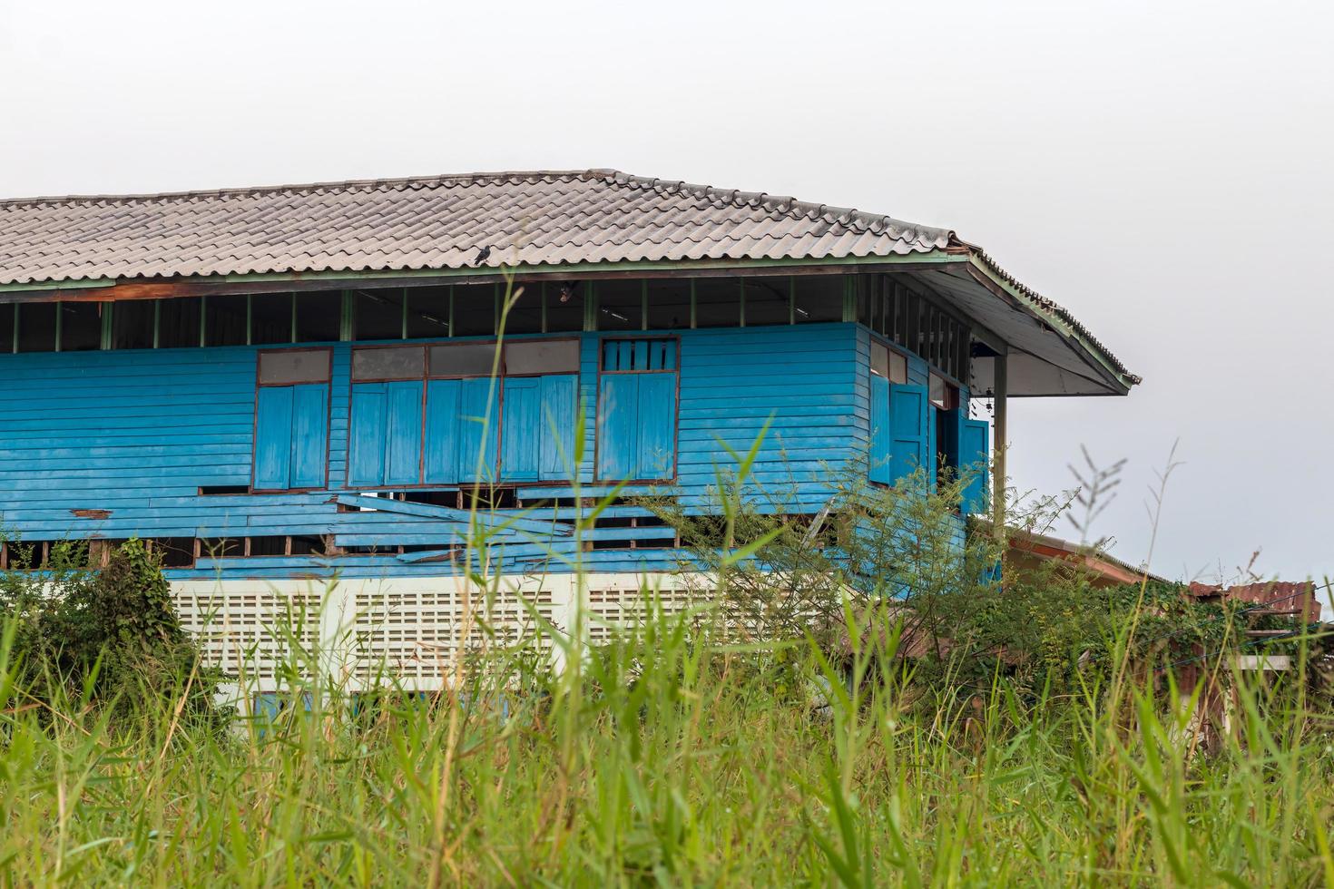 la madera azul de la vieja escuela está deteriorada. foto