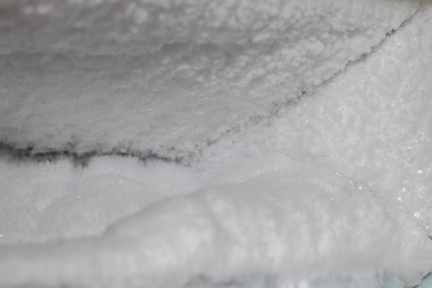 mucho hielo en el congelador del viejo refrigerador. foto