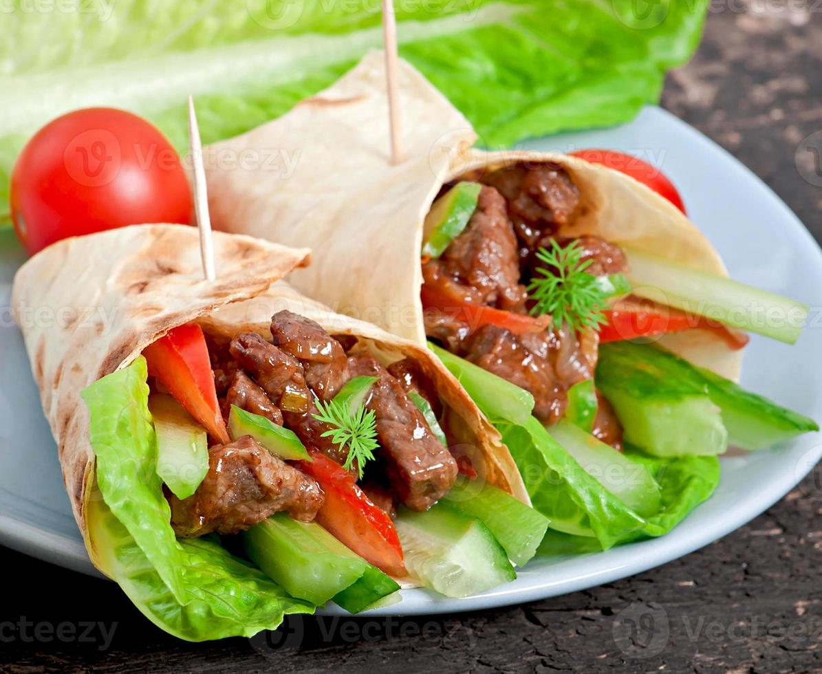 wraps de tortilla con carne y verduras frescas foto
