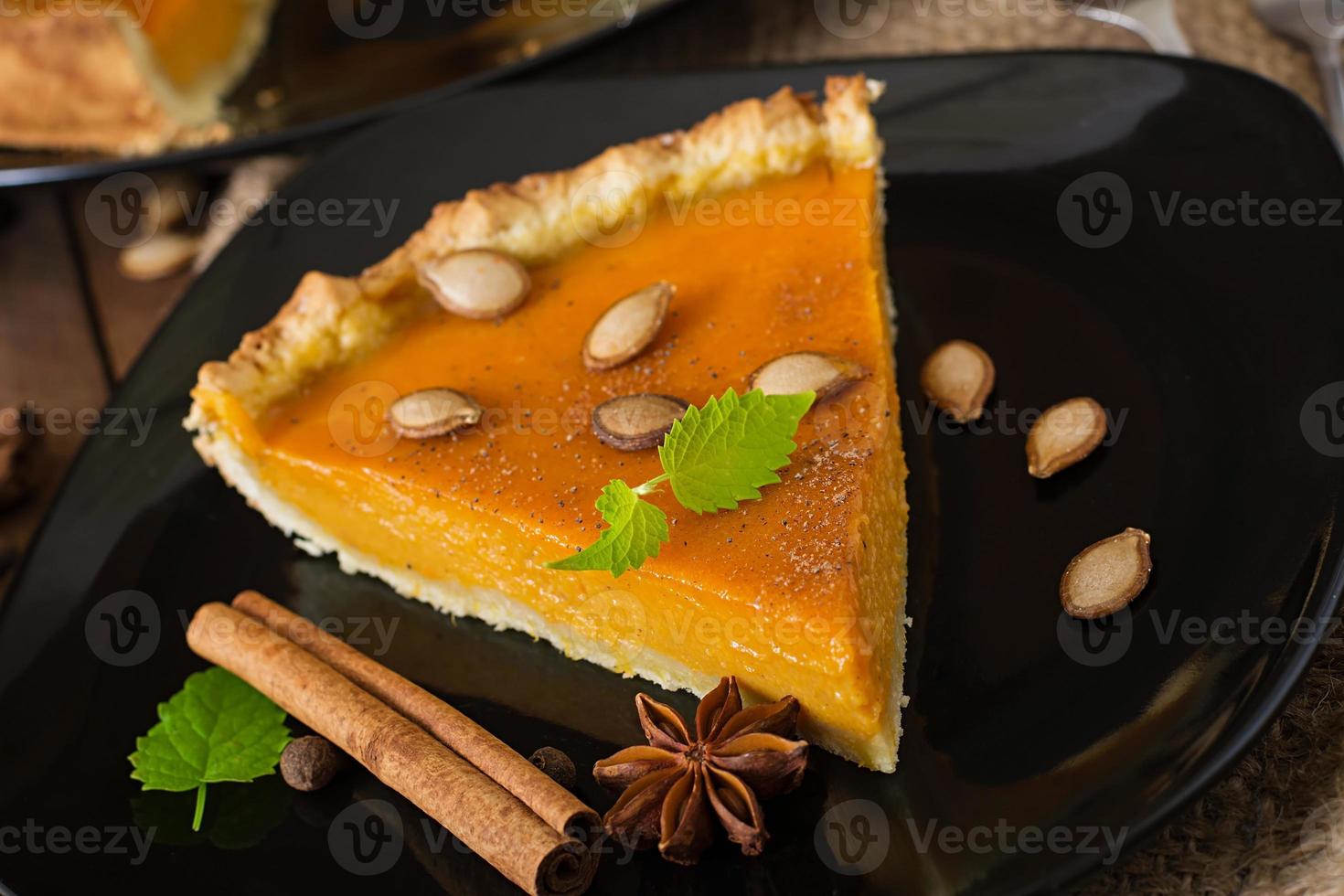 pastel de calabaza americano con canela y nuez moscada foto