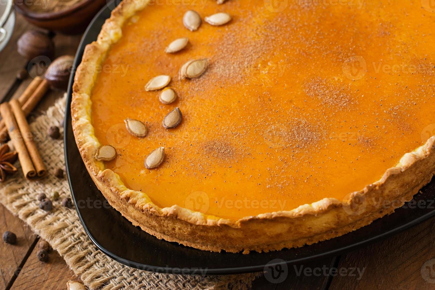 pastel de calabaza americano con canela y nuez moscada foto