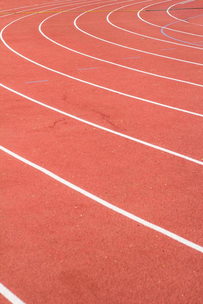 pista de atletismo para todo clima, carriles naranjas y blancos para entrenamiento de carrera foto