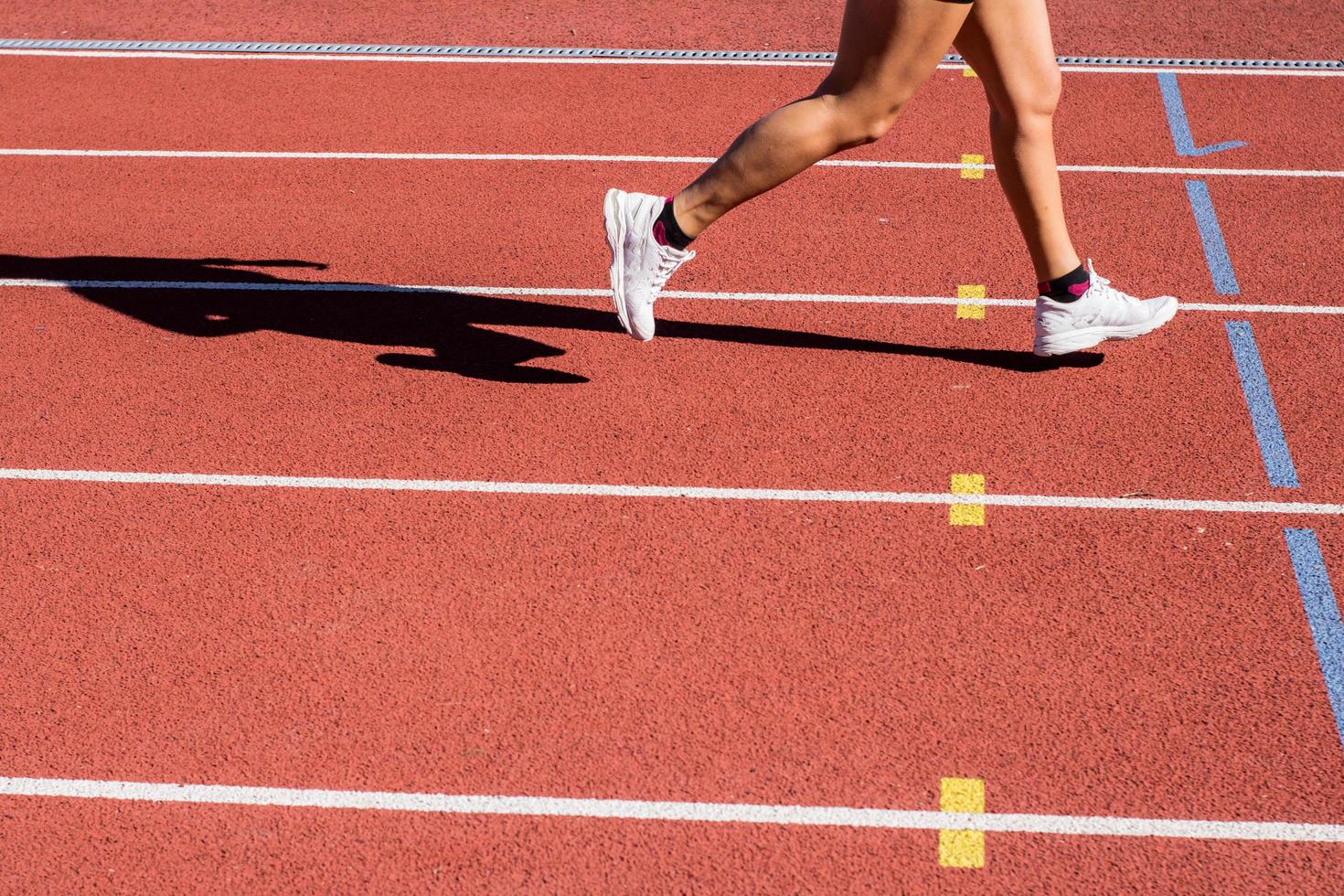 pista de atletismo para todo clima, carriles naranjas y blancos para entrenamiento de carrera foto