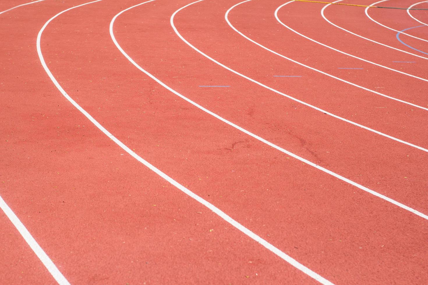 pista de atletismo para todo clima, carriles naranjas y blancos para entrenamiento de carrera foto