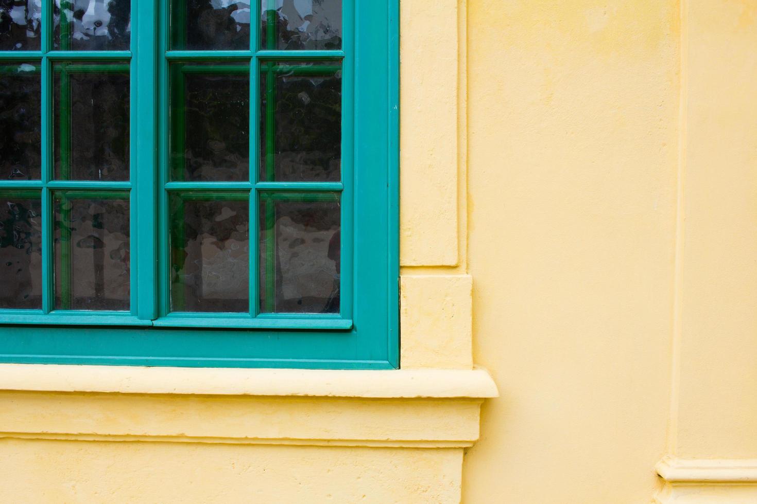 facede de la antigua casa europea en colores amarillo y turquesa foto