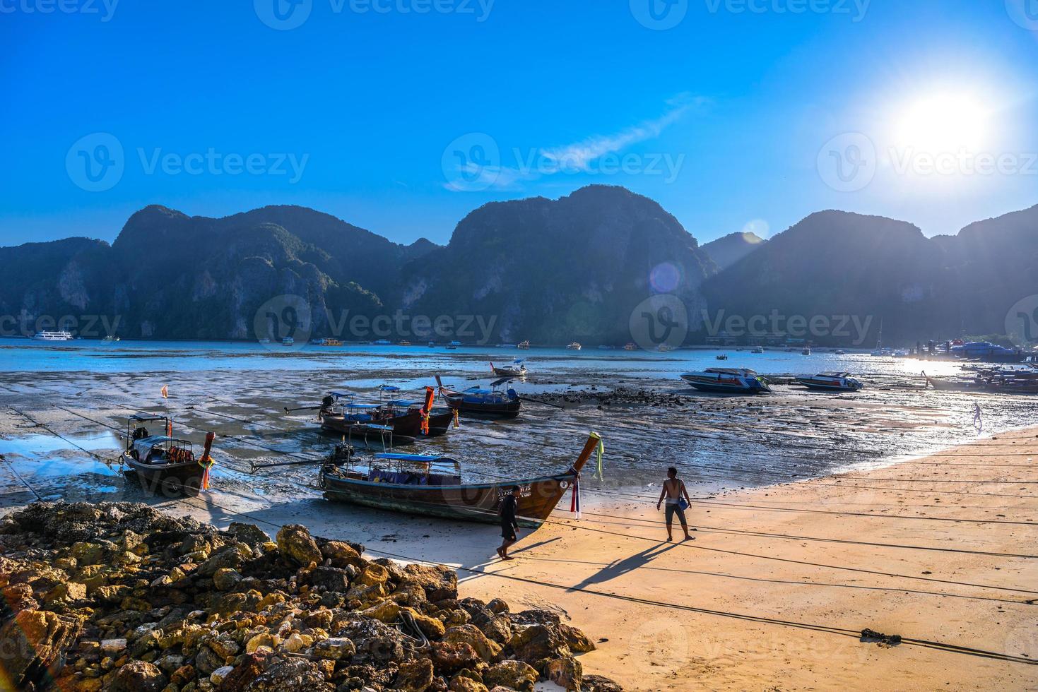 agua de marea baja y barcos al atardecer, phi phi don, mar de andaman, kr foto