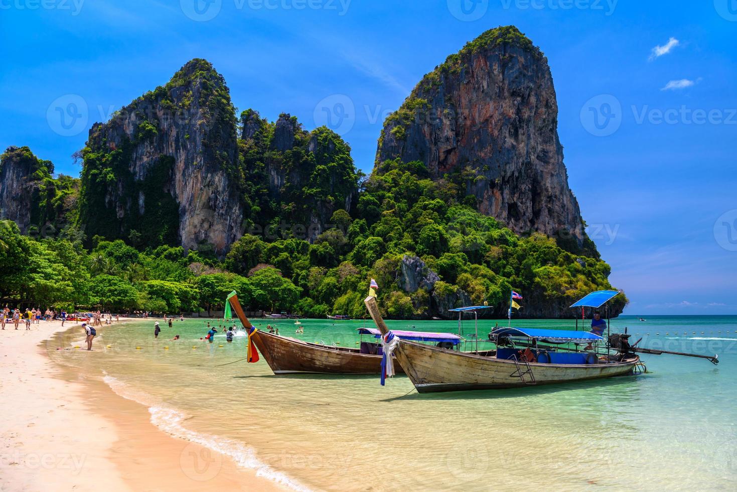 botes de cola larga y rocas en la playa de railay al oeste, ao nang, krabi, foto