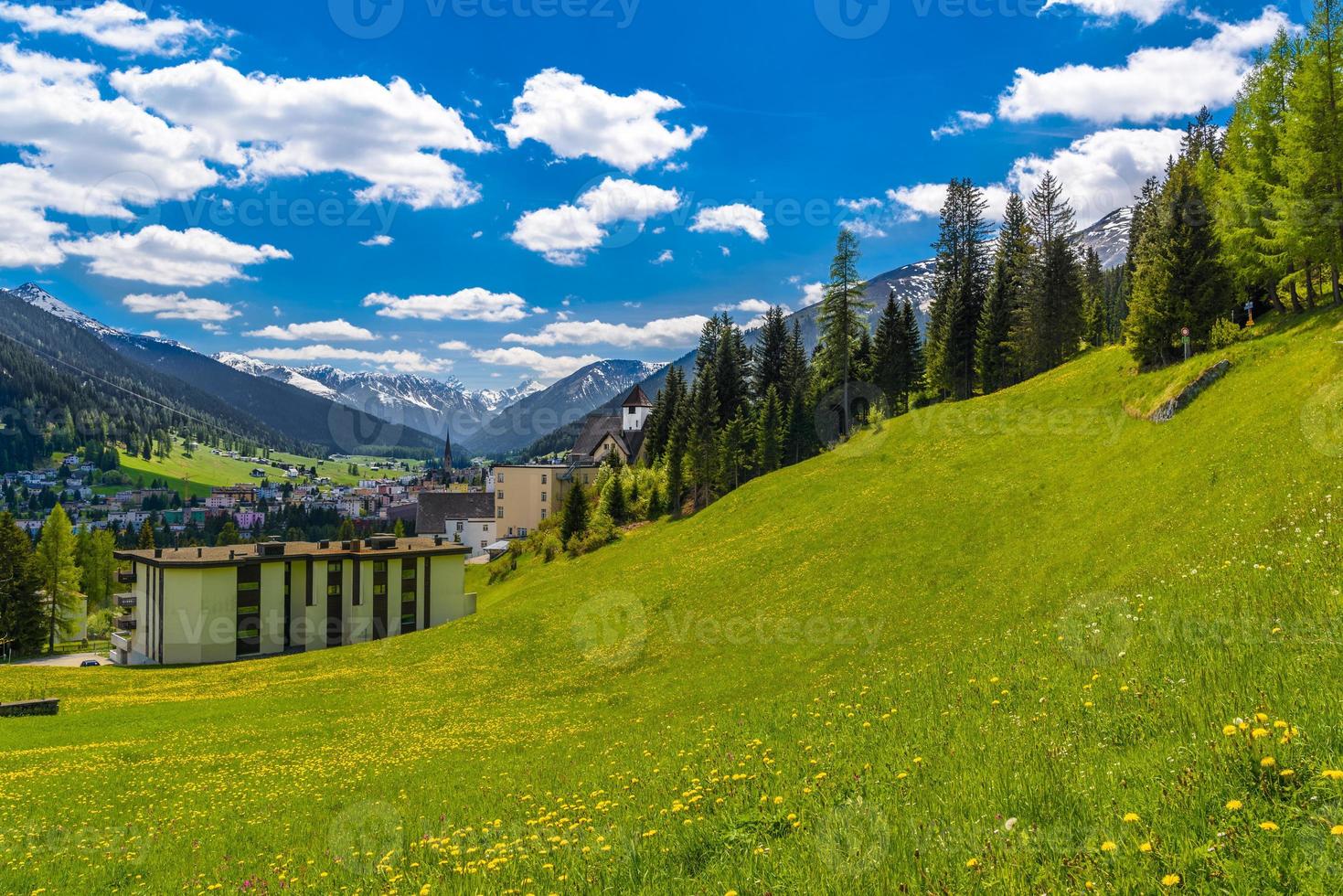 casas en el pueblo de la ciudad en las montañas de los alpes, davos, graubuenden, s foto