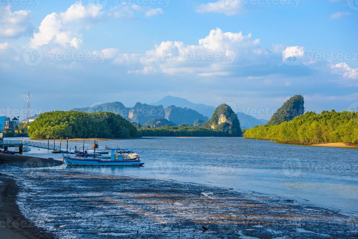 ciudad de krabi, tailandia, río golfo pak nam krabi con isla y r foto