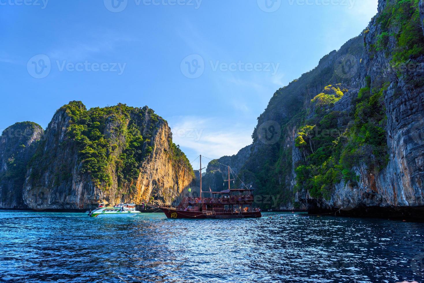 gran barco pirata de vela al atardecer, pileh laguna, phi phi leh isl foto