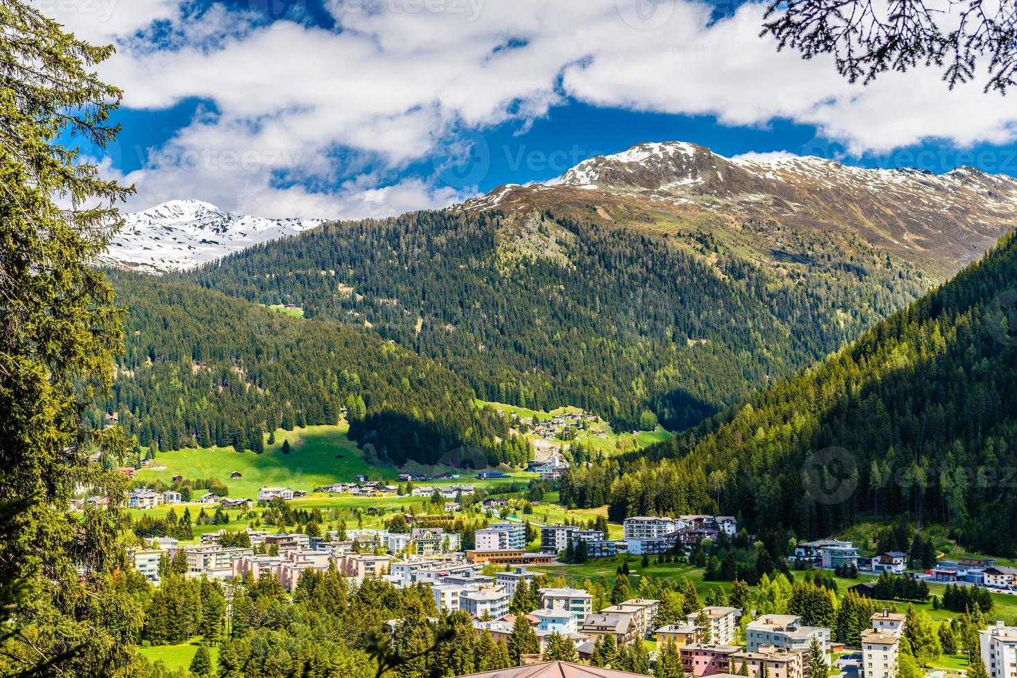 casas en el pueblo de la ciudad en las montañas de los alpes, davos, graubuenden, s foto