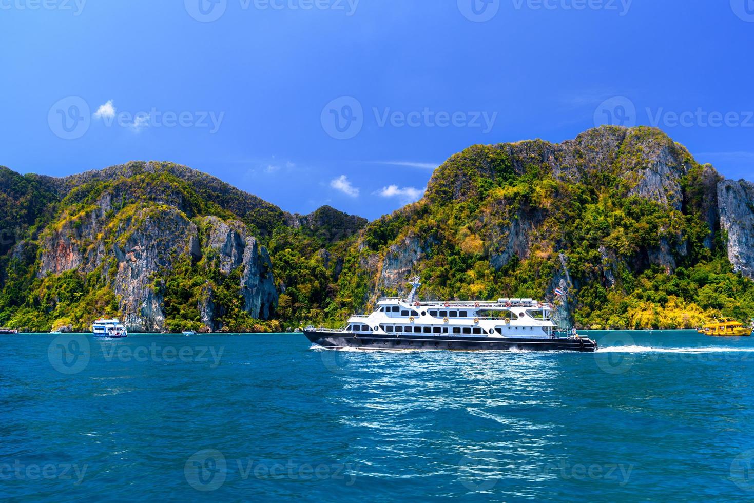 transbordadores y rocas, isla phi phi don, mar de andaman, krabi, thail foto