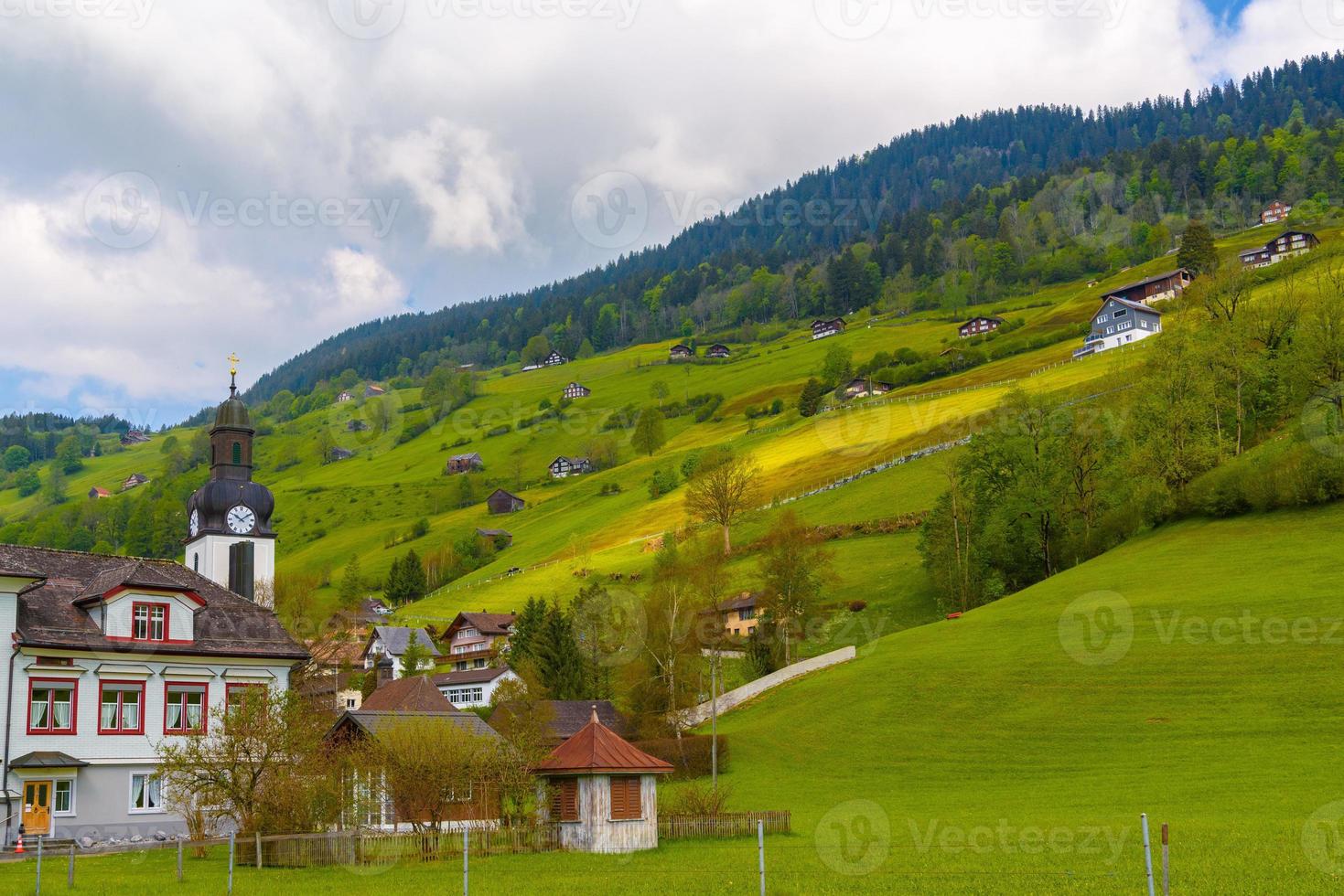 iglesia en el pueblo, alt sankt johann, sankt gallen, suiza. foto