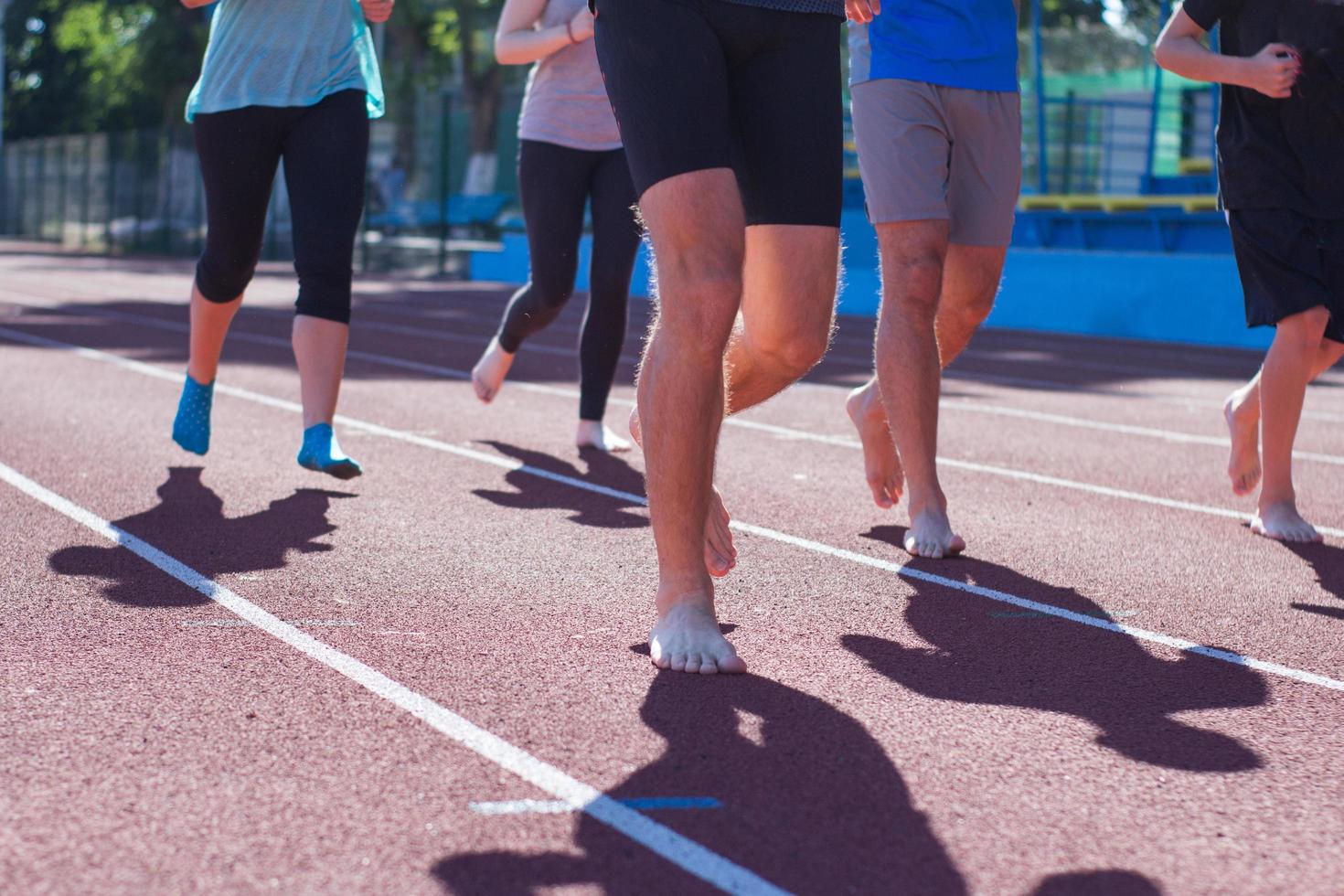 mucha gente corriendo descalza en la pista de atletismo foto