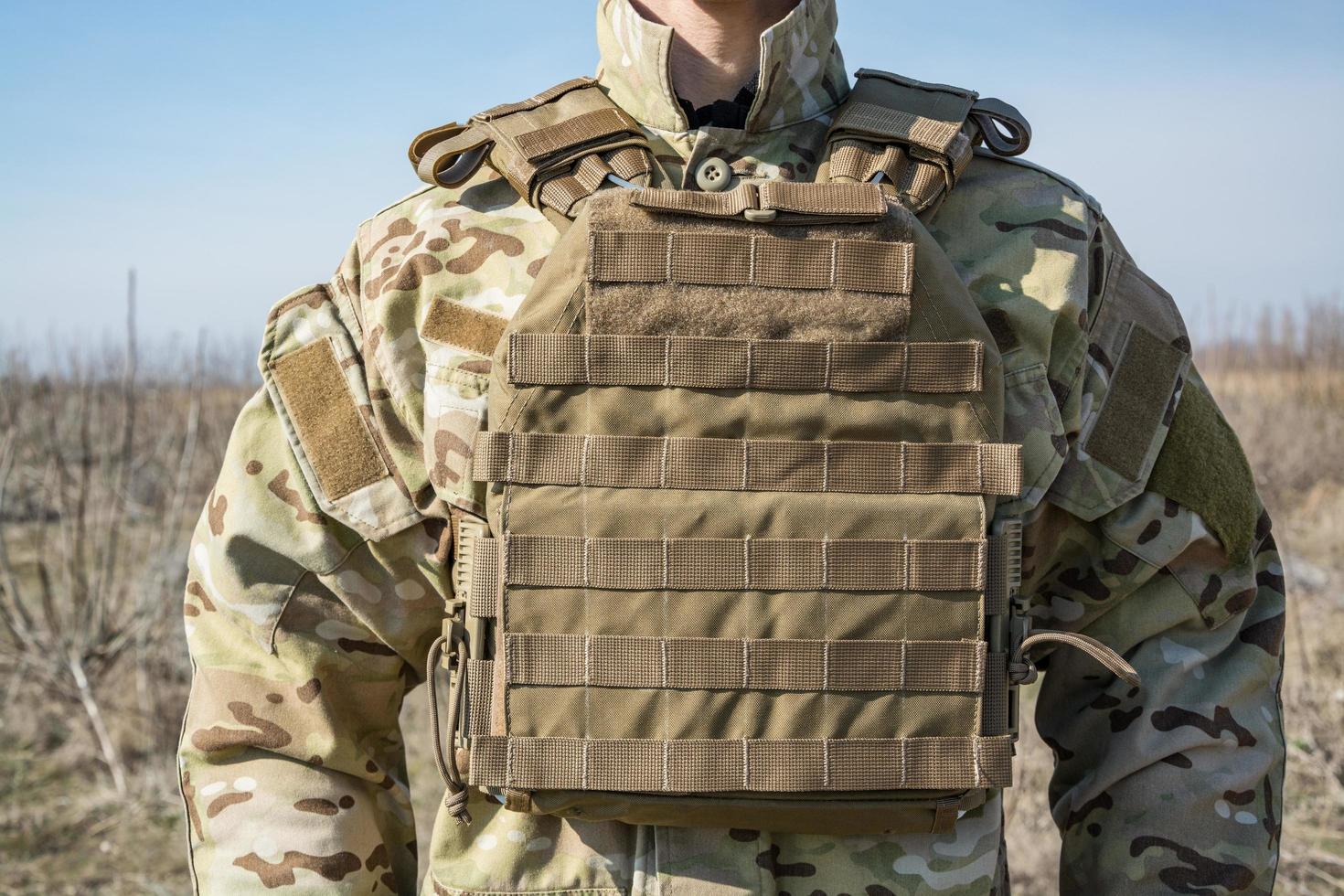 primer plano del uniforme del ejército en el soldado foto