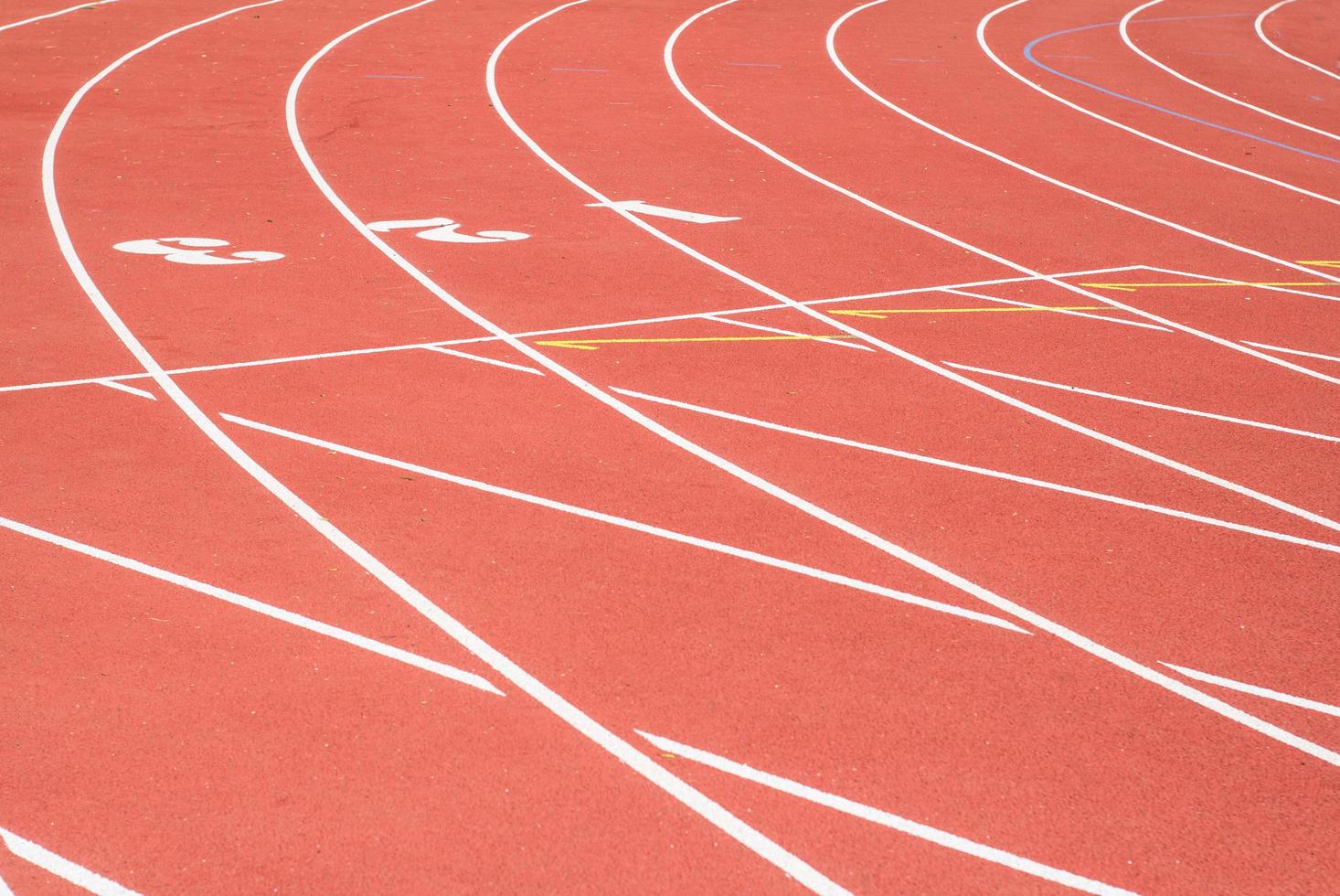 pista de atletismo para todo clima, carriles naranjas y blancos para entrenamiento de carrera foto