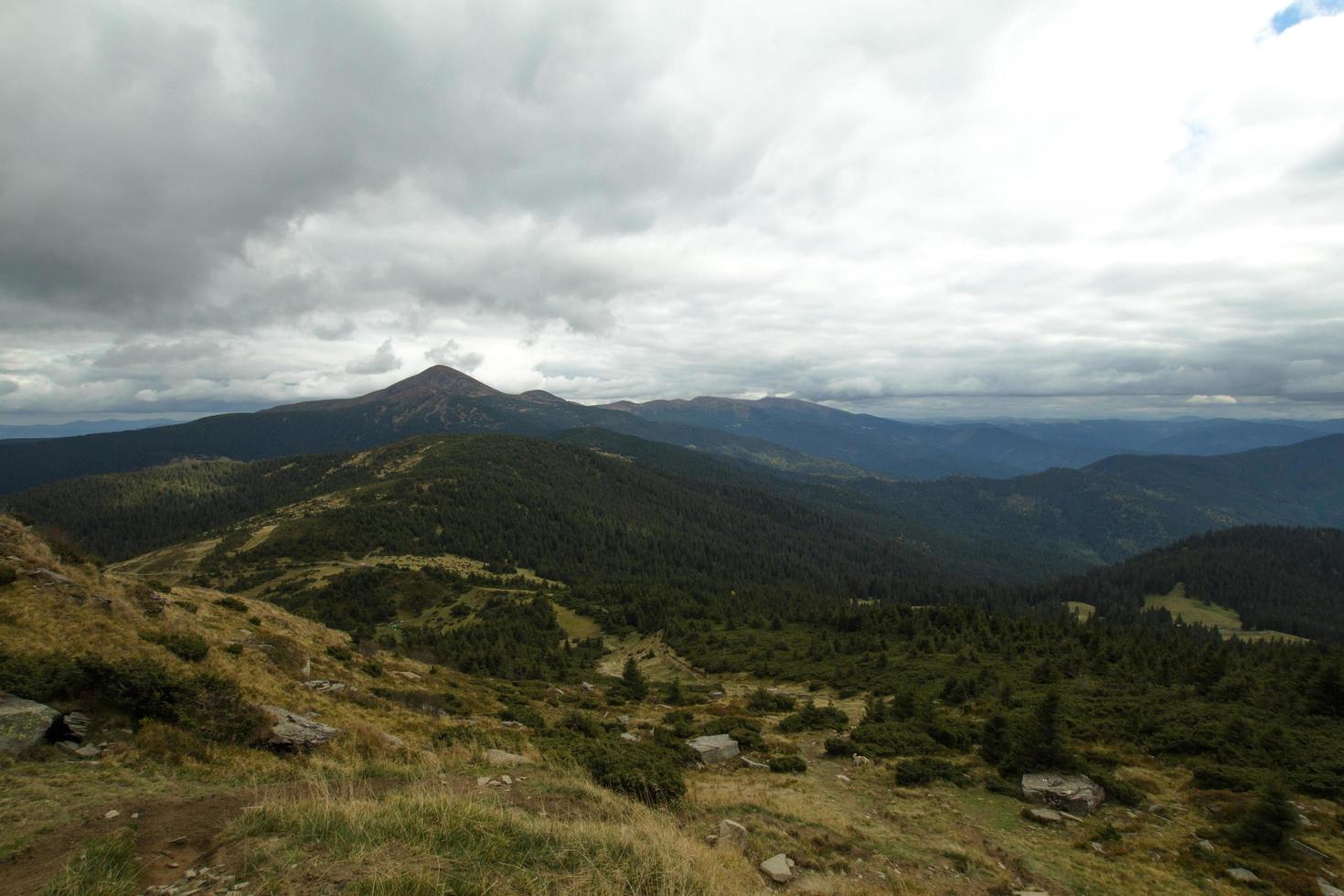 paisaje con montañas de otoño y bosque foto