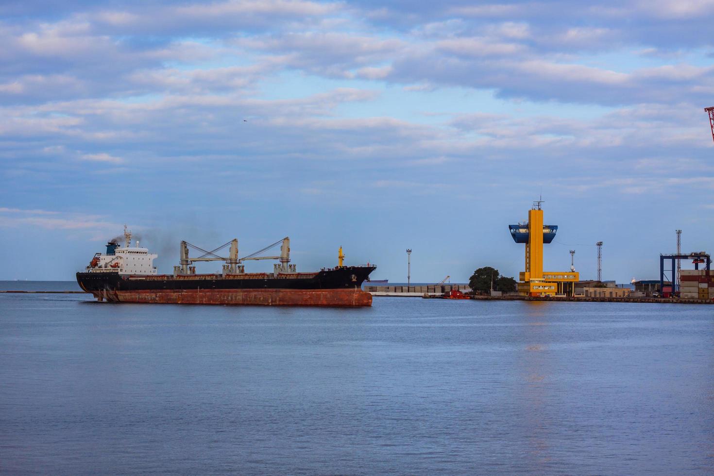 gran terminal de carga en puerto marítimo foto