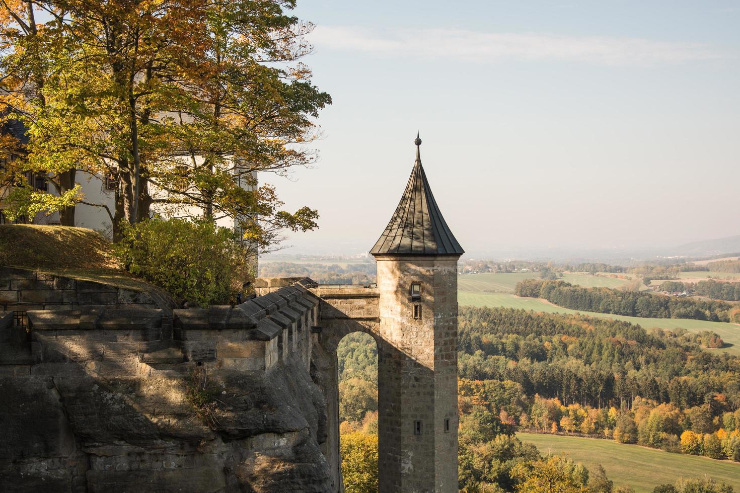 paisaje de la fortaleza de konigstein suiza sajona, viaje de otoño en la bastilla sajona foto