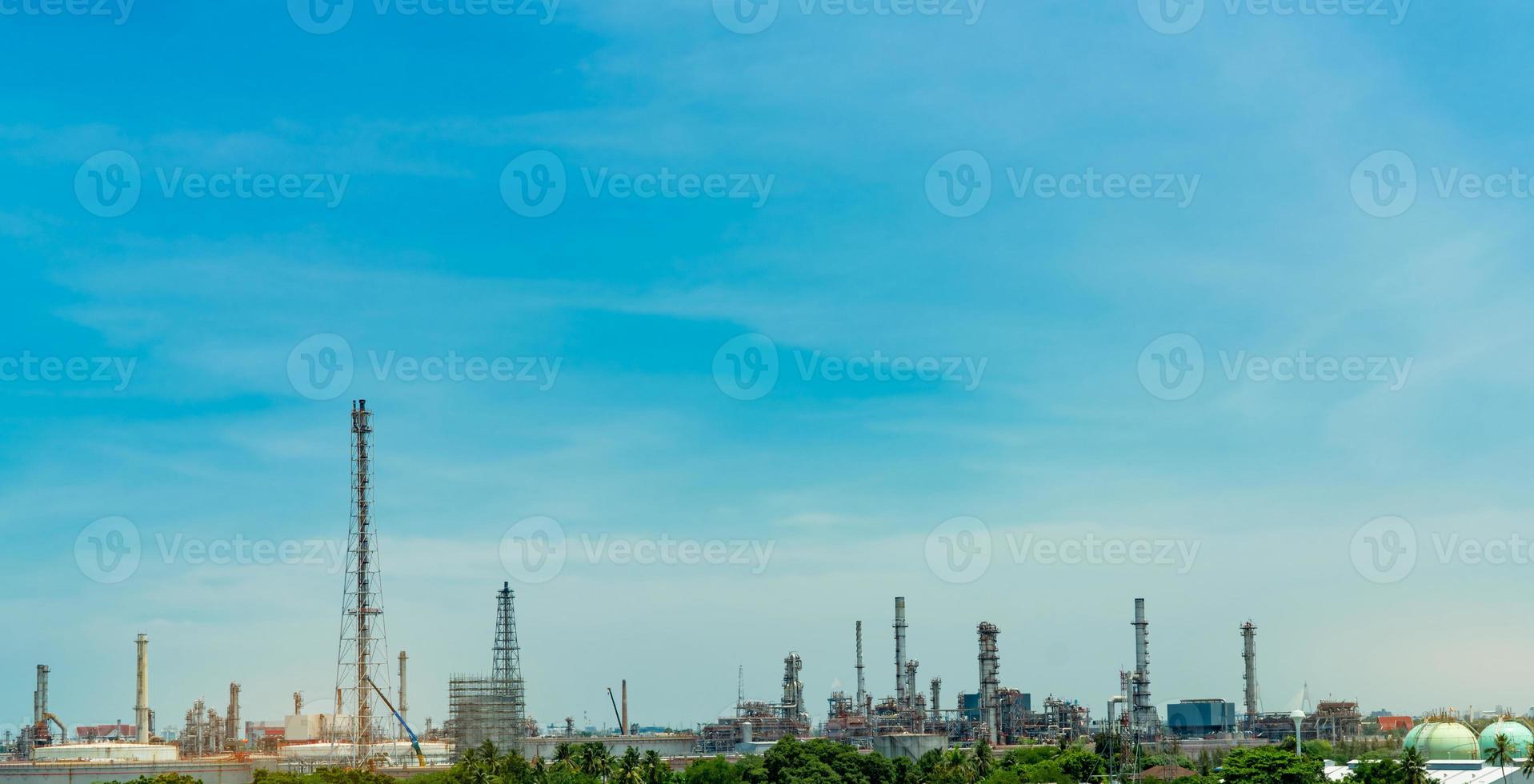 refinería de petróleo o planta de refinería de petróleo. industria de la energía y la energía. planta de producción de petróleo y gas. planta petroquímica. tubería química. tanque de almacenamiento de gas natural con cielo. ingeniería petrolera. foto