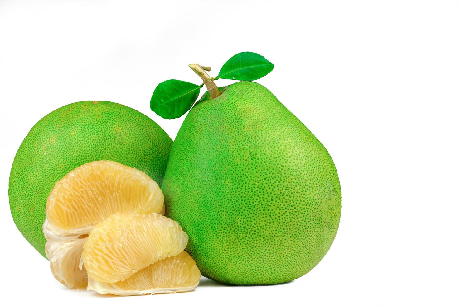 pulpa de pomelo sin semillas aisladas sobre fondo blanco. fruta de pomelo de tailandia. Fuente natural de vitamina C y potasio. alimentos saludables para retrasar el envejecimiento. interacciones entre alimentos y medicamentos. Fruta cítrica. foto