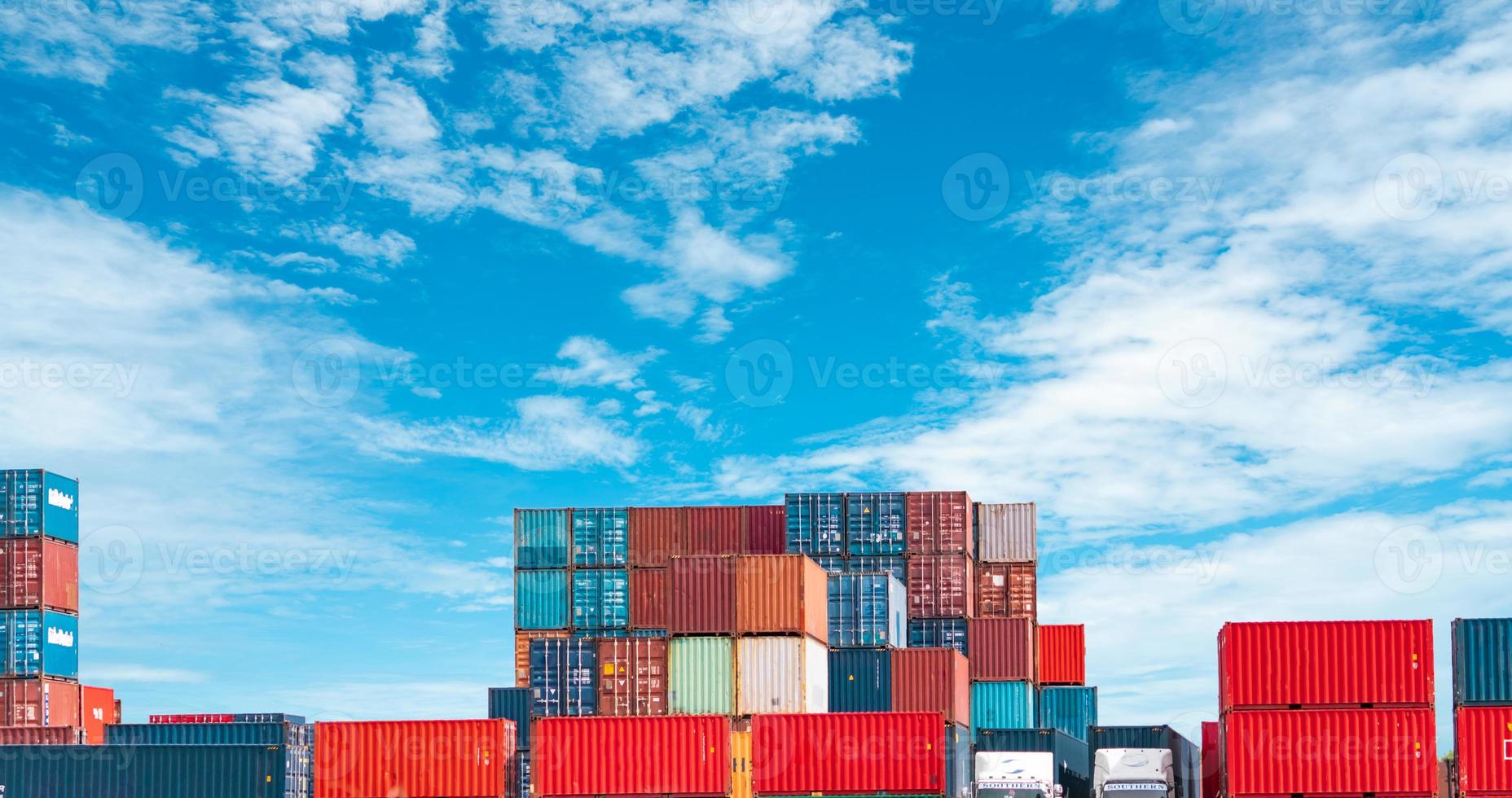 logística de contenedores. negocio de carga y transporte marítimo. contenedor para logística de importación y exportación. flete de contenedores. industria logística. contenedor azul y rojo contra el cielo azul para el concepto de transporte de camiones. foto